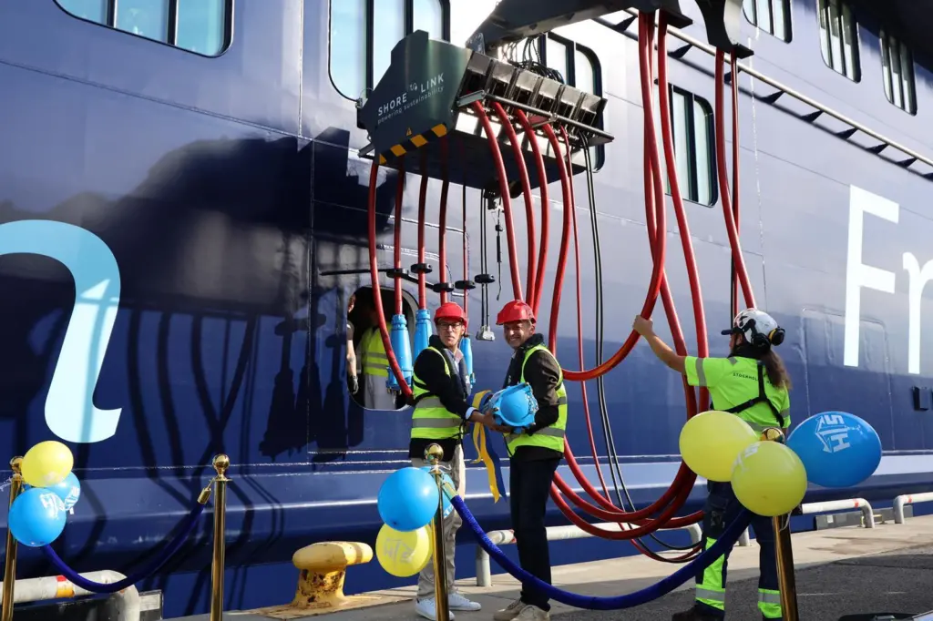 The image shows Stefan Scheja, marketing manager, ferries and cruises and Jens Holm, chair of the board, Ports of Stockholm, at the launch of the onshore power facilities