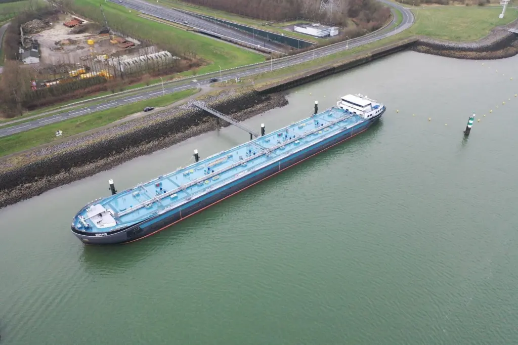The image shows the waterways barge Mts Servus