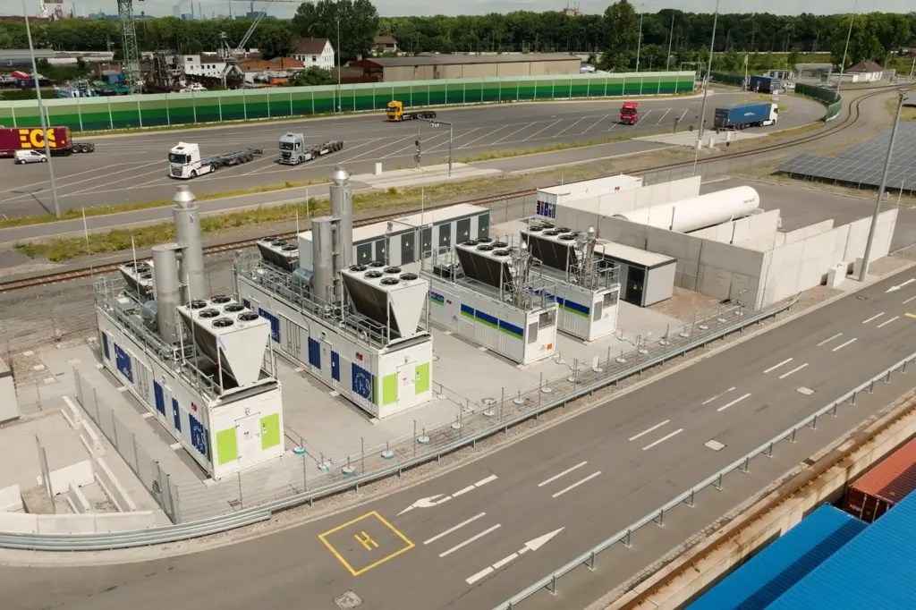 The image shows the CO2-neutral mtu energy system at Duisburg Gateway Terminal