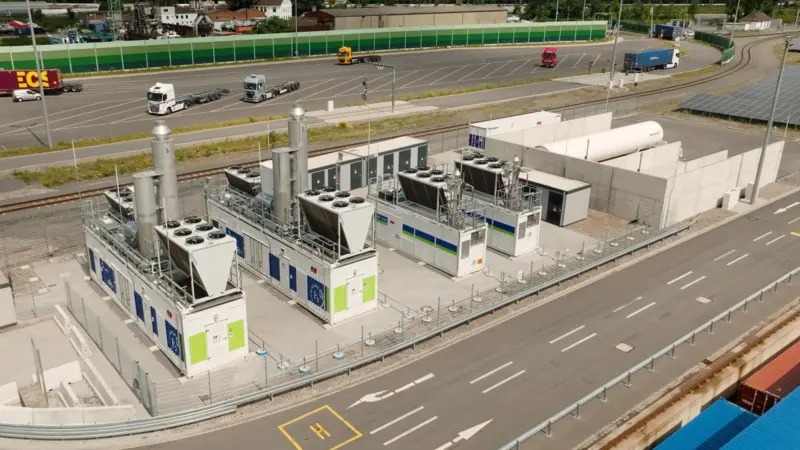 The image shows the CO2-neutral mtu energy system at Duisburg Gateway Terminal