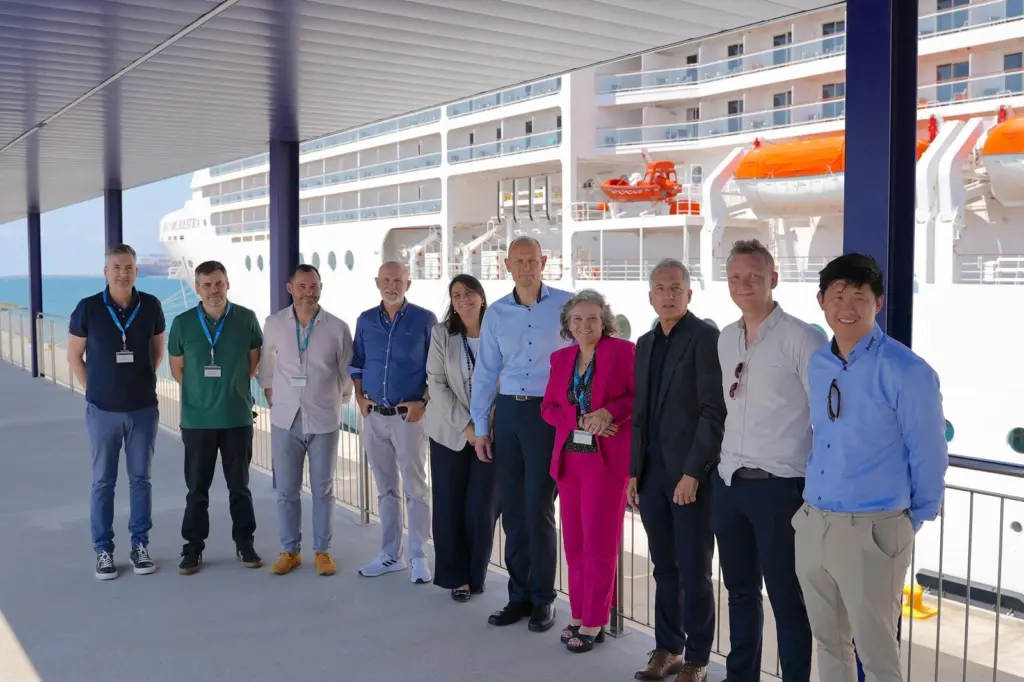 The image shows Ana Arévalo, head of the shorepower department at the Port of Barcelona, with several members of her team, the manager of the MSC terminal, Sandra Yunta, and Peter Castberg with the PowerCon team in charge of developing the project