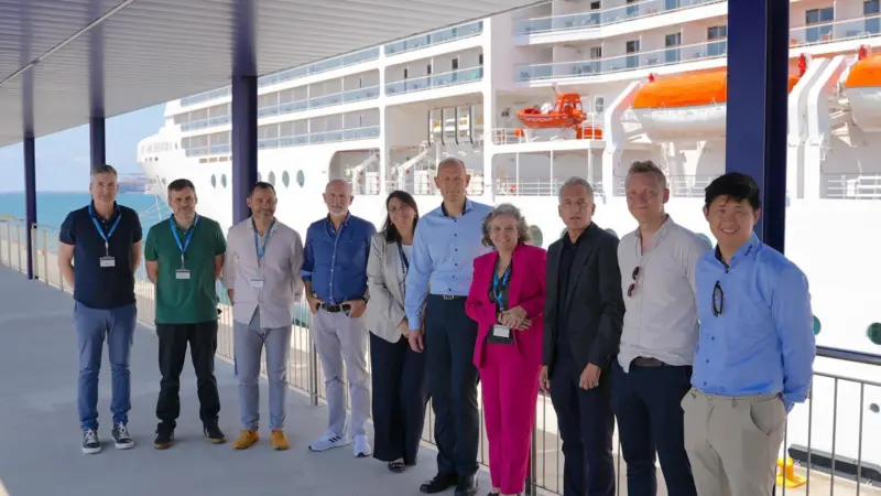 The image shows Ana Arévalo, head of the shorepower department at the Port of Barcelona, with several members of her team, the manager of the MSC terminal, Sandra Yunta, and Peter Castberg with the PowerCon team in charge of developing the project