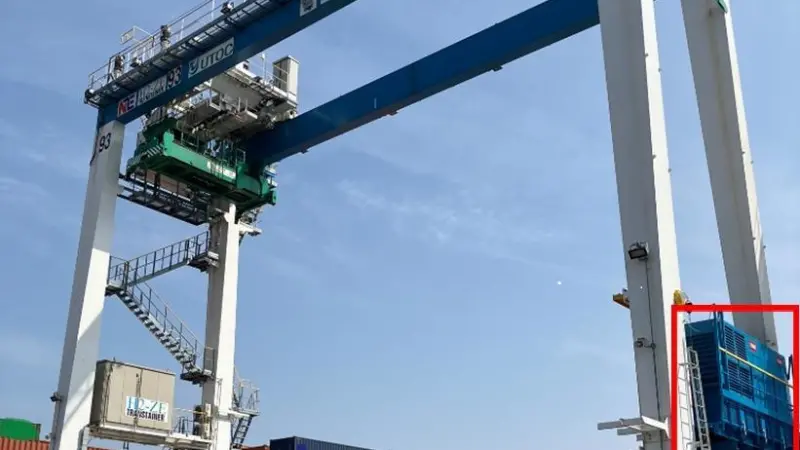 RTG crane fitted with a hydrogen fuel cell