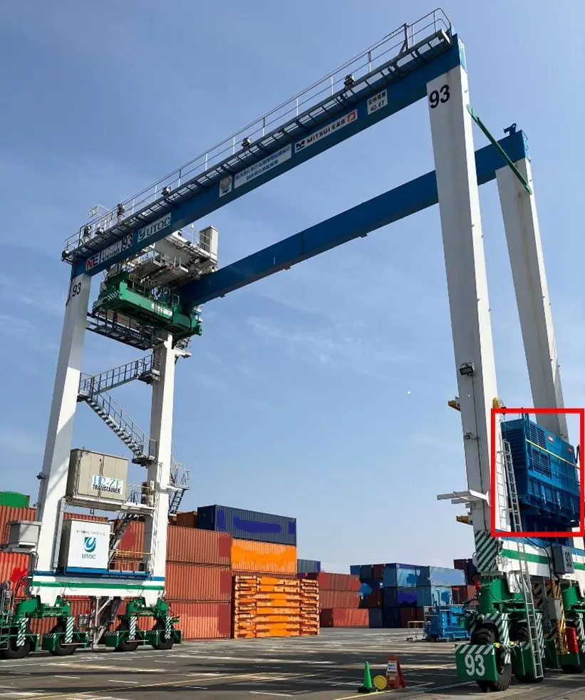 RTG crane fitted with a hydrogen fuel cell