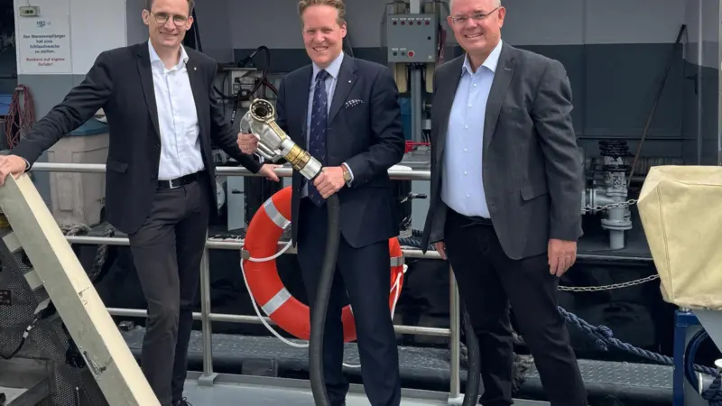 The image shows Karsten Schönewald, managing director Hamburg Fleet, Harbour Captain Simon Rosenkranz and Stefan Frommann, managing director, Friedrich G. Frommann GmbH & Co. KG