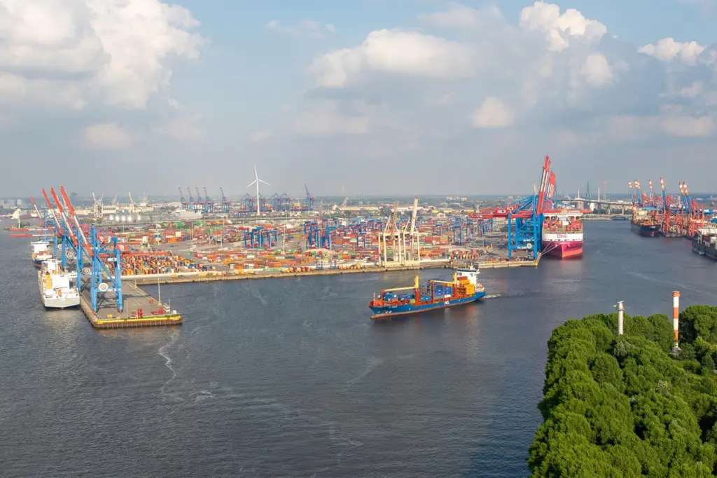 The image shows a wide angle shot of the Waltershofer Hafen