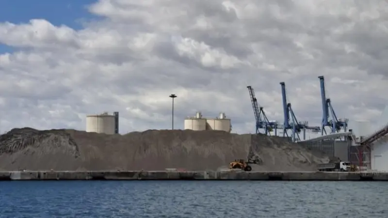 H2 plant with cranes