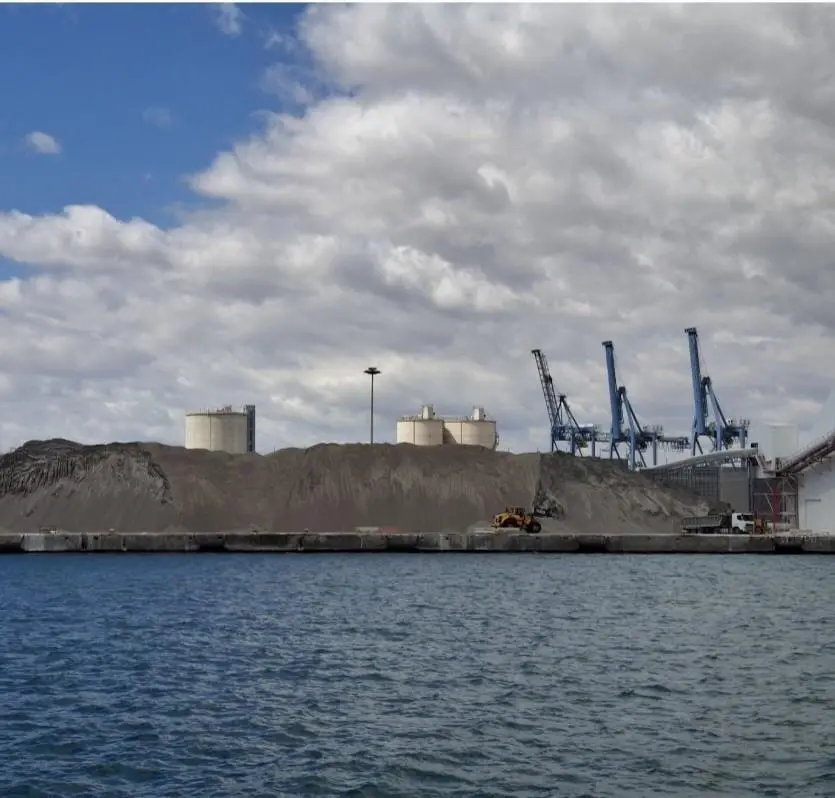 H2 plant with cranes