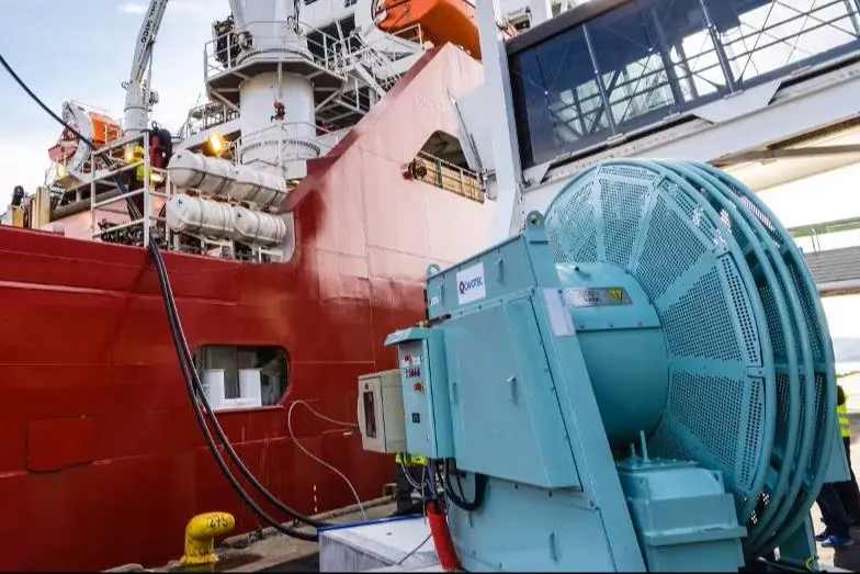The image shows the Cavotec PowerRun system