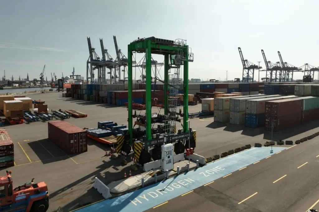 The hydrogen straddle carrier pictured on the quayside at Container Terminal Tollerort