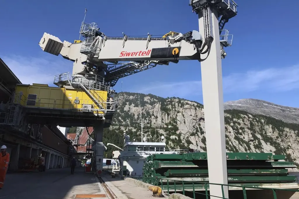The Siwertell ST 490-M unloader in operation at Yara's terminal in Norway