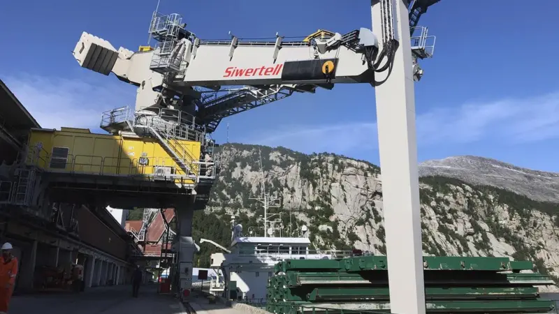 The Siwertell ST 490-M unloader in operation at Yara's terminal in Norway