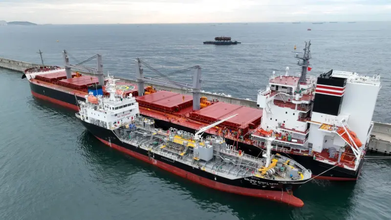 The picture shows the Green Future, a dual-fuel bulk carrier chartered by NYK Bulk & Projects Carriers Ltd receiving green methanol during the bunkering operation