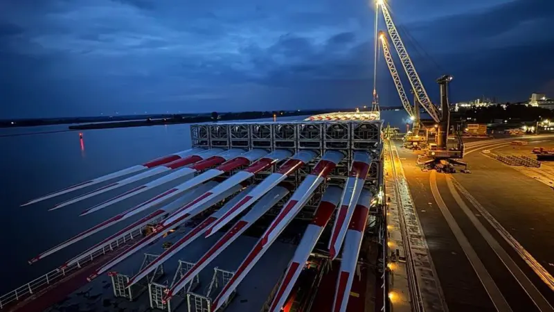 loading_of_wind_blades_at_the_port_of_brake