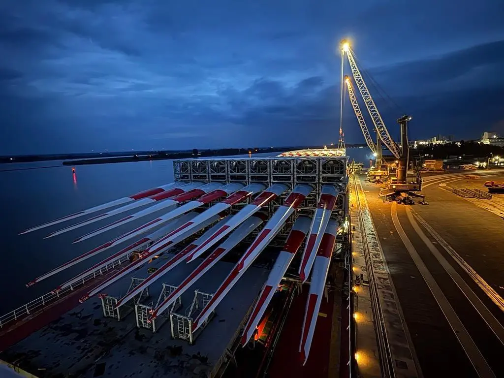 loading_of_wind_blades_at_the_port_of_brake