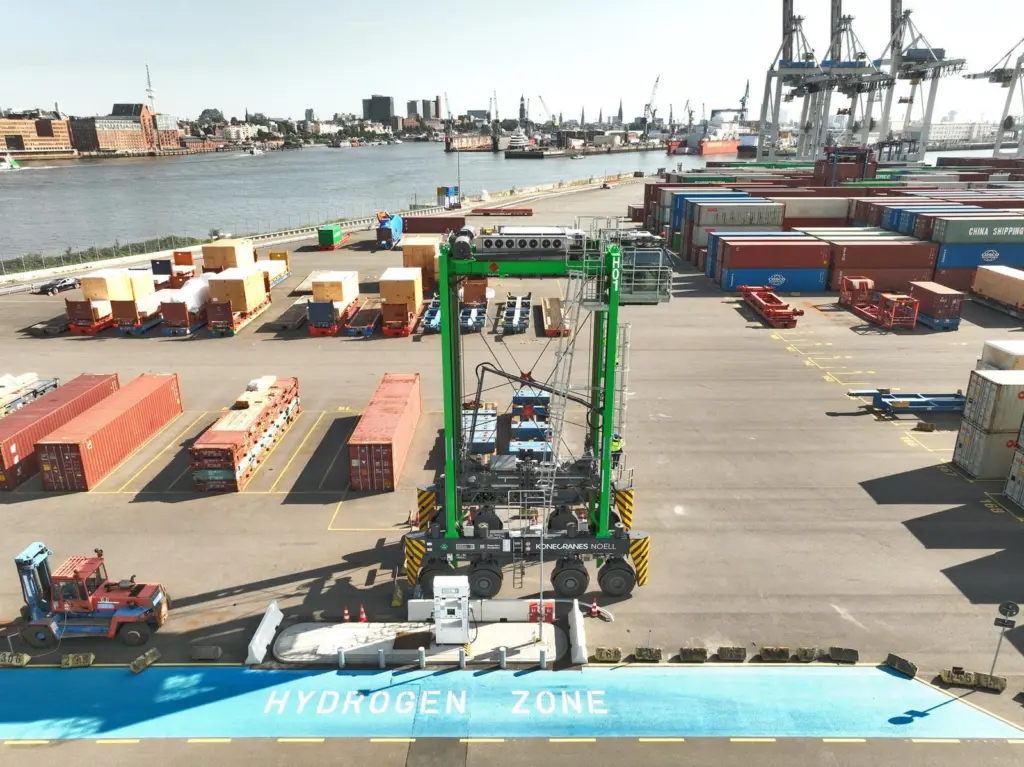 KC Noell hydrogen straddle carrier at portside