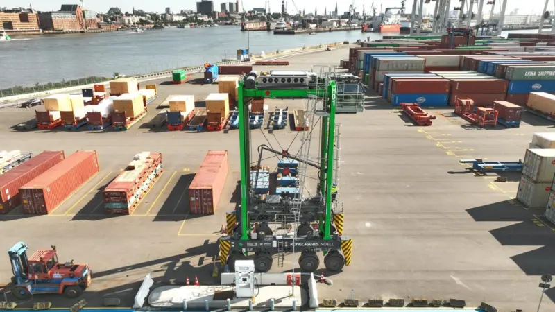 KC Noell hydrogen straddle carrier at portside