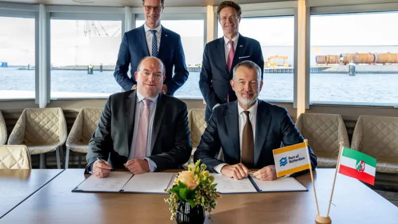 The image shows Markus Bangen - CEO duisport, Boudewijn Siemons - CEO Port of Rotterdam. Standing: Hendrik Wüst - minister president NRW, dr. Nikolaus Meyer-Landrut - German Ambassador to the Netherlands