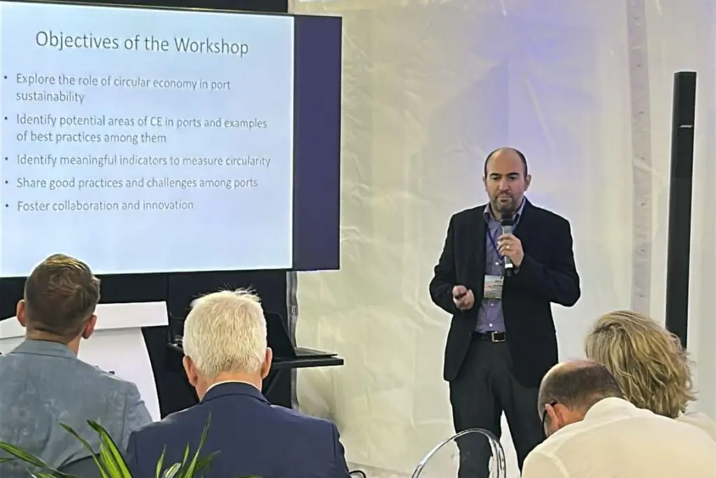 Martí Puig talks to workshop attendees