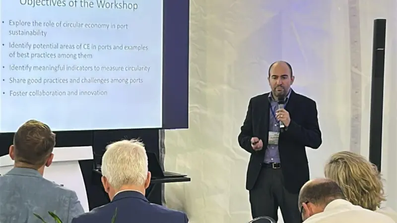 Martí Puig talks to workshop attendees