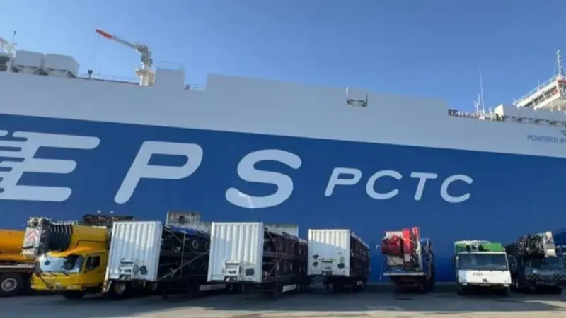 The image shows the car and truck carrier Lake Shirasagi connect to Cavotec shore power at the German port