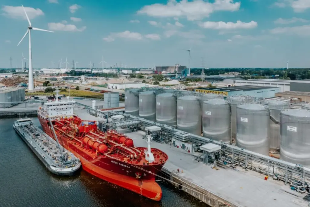 Bunkering vessels at the quayside of North Sea Port