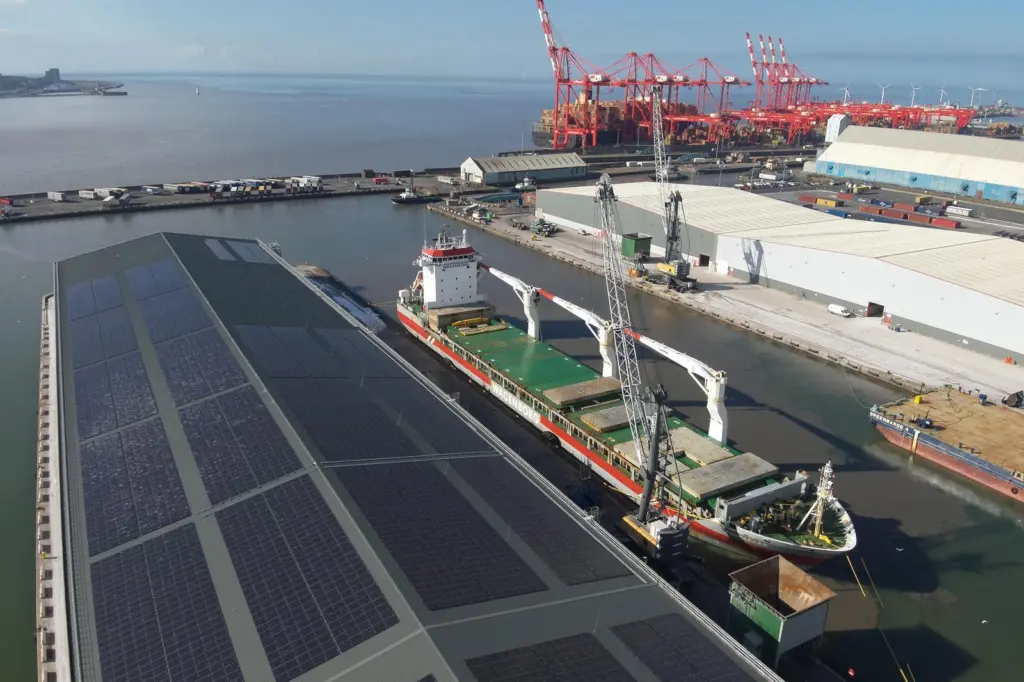The image shows 7,000 solar panels installed on the 260,000 sq ft Alexandra Dock warehouse