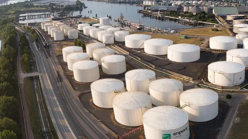 The image shows an aerial shot of enport tank terminal Hamburg, Blumensand