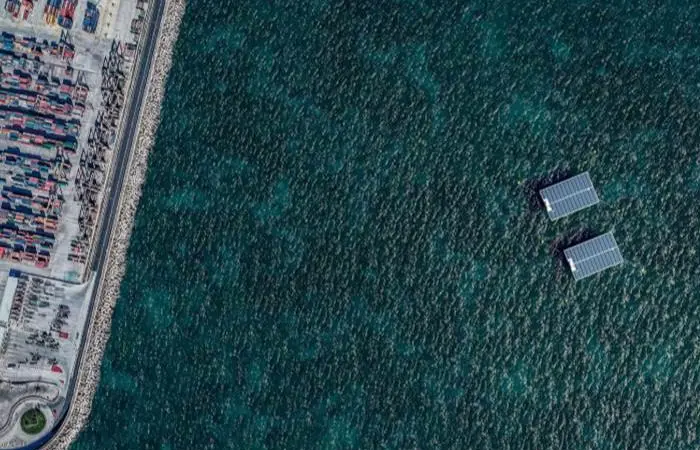 A photo a floating photovoltaic plant