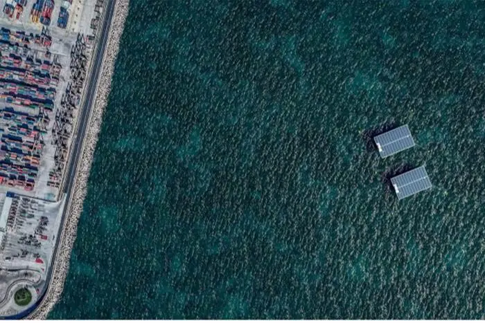 A photo a floating photovoltaic plant