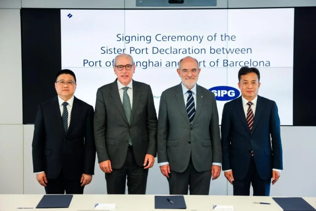 The agreement was signed by Port of Barcelona president José Alberto Carbonell, Shanghai Municipal Transportation Commission general director Xiao Hui and Shanghai International Port Group vice president Yang ZhiYong