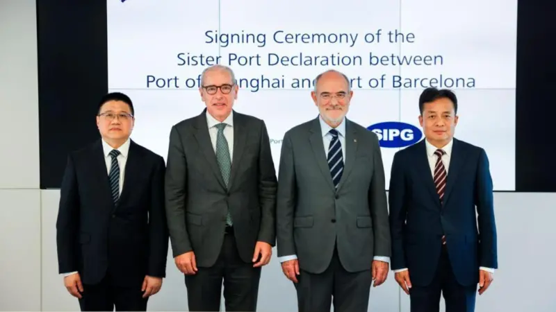 The agreement was signed by Port of Barcelona president José Alberto Carbonell, Shanghai Municipal Transportation Commission general director Xiao Hui and Shanghai International Port Group vice president Yang ZhiYong