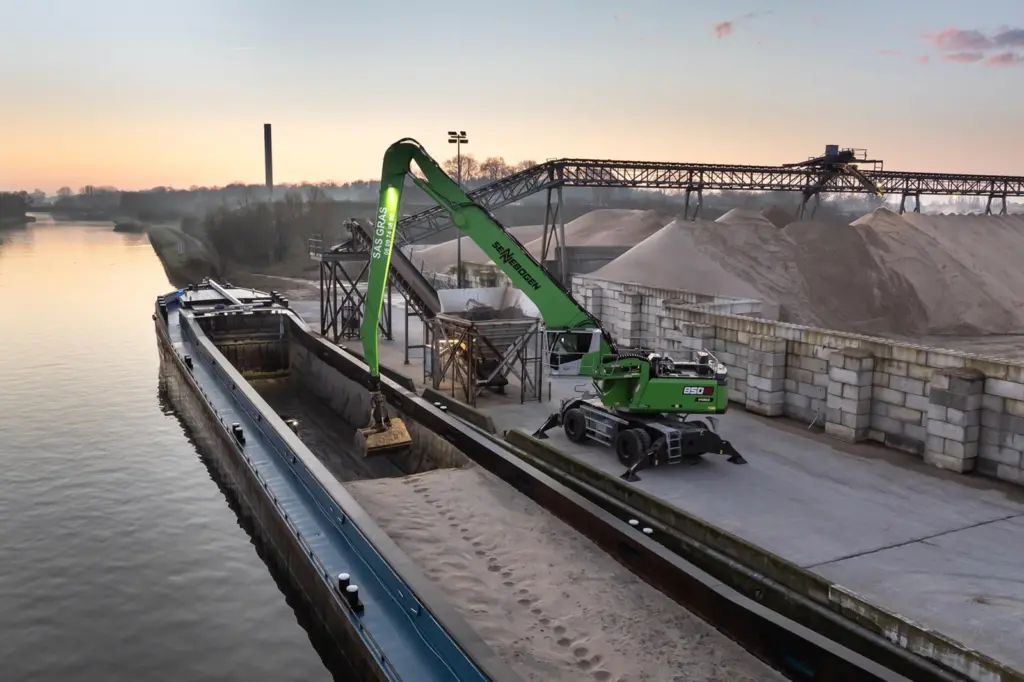 The SENNEBOGEN 850 G loading an inland waterways barge