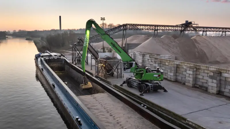 The SENNEBOGEN 850 G loading an inland waterways barge