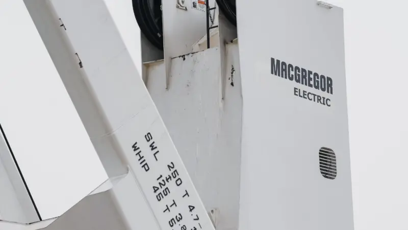 MacGregor electric crane