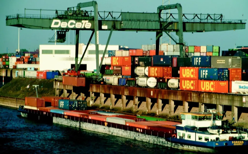 Container handling at Duisburgs container facilities (here DeCeTe) is set to rise to a million TEUs by 2010