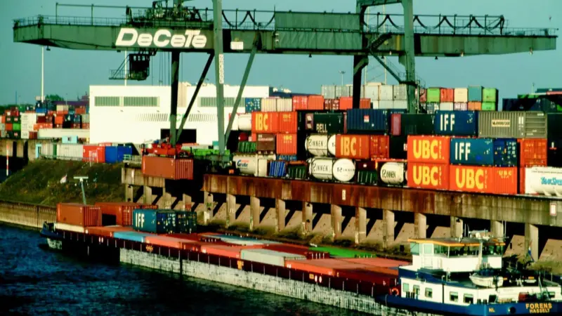 Container handling at Duisburgs container facilities (here DeCeTe) is set to rise to a million TEUs by 2010