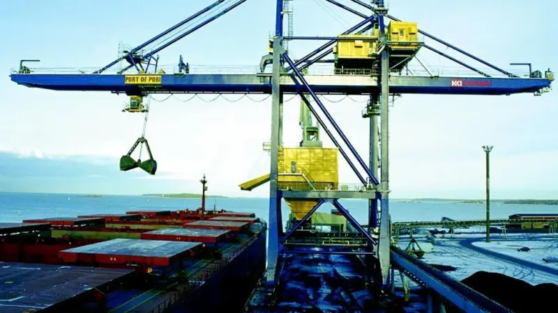 Konecranes bulk unloader: discharging coal and animal feed