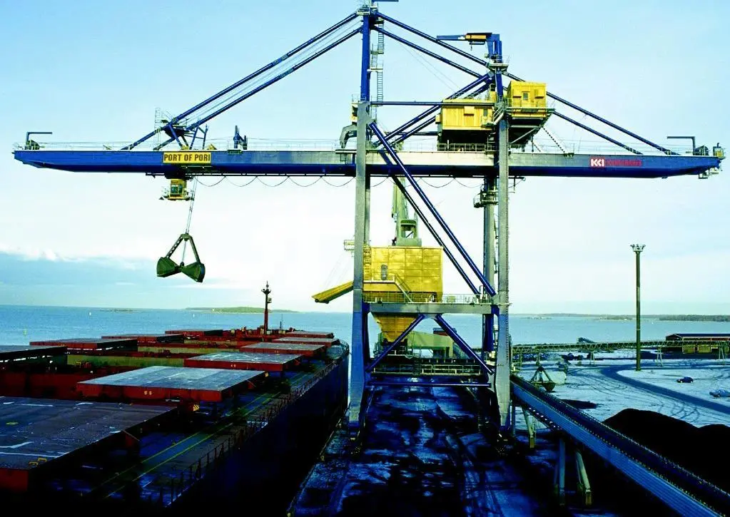 Konecranes bulk unloader: discharging coal and animal feed