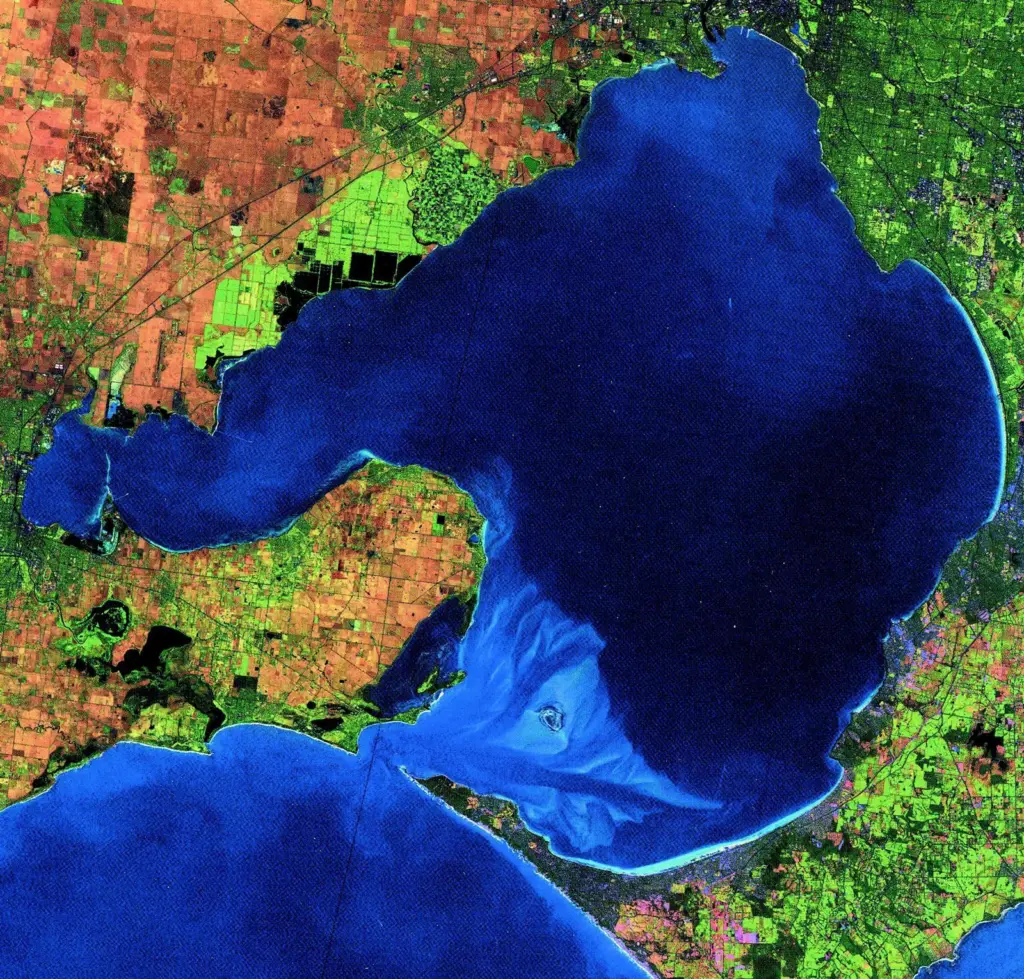 Port Phillip Bay: lines are holding back