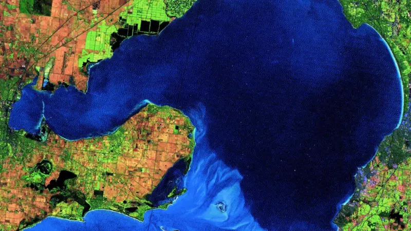 Port Phillip Bay: lines are holding back