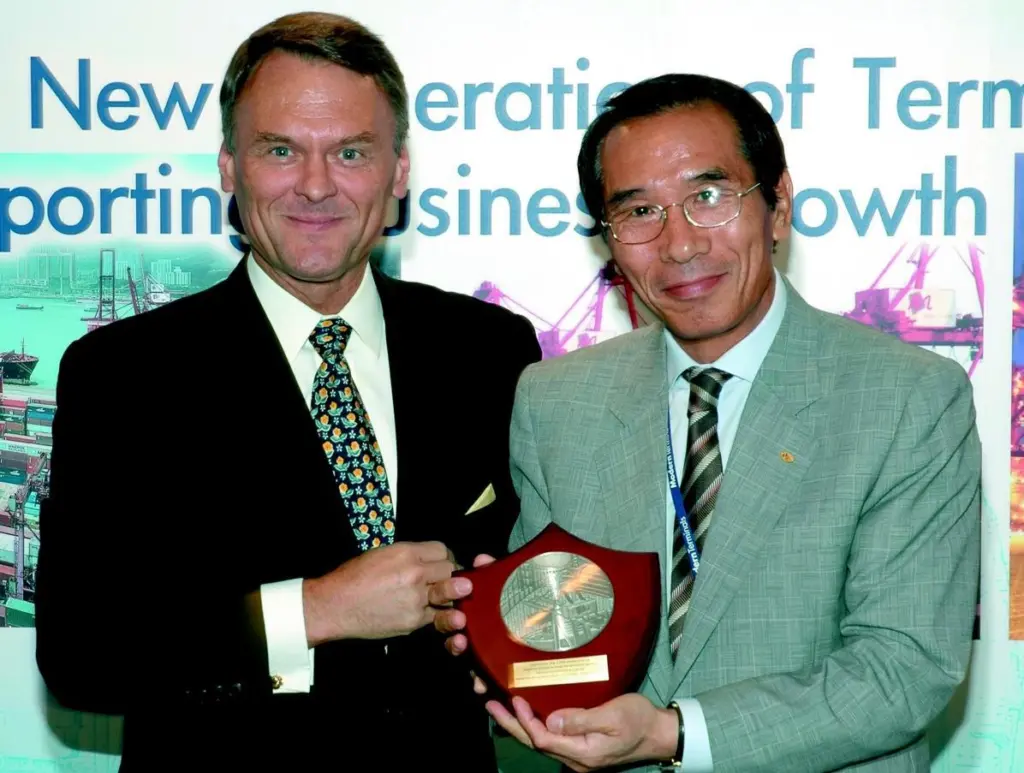 Erik Bogh Christensen, md of Modern Terminals (left) and J.S. Choi, chairman of Total Soft Bank, sign the contract