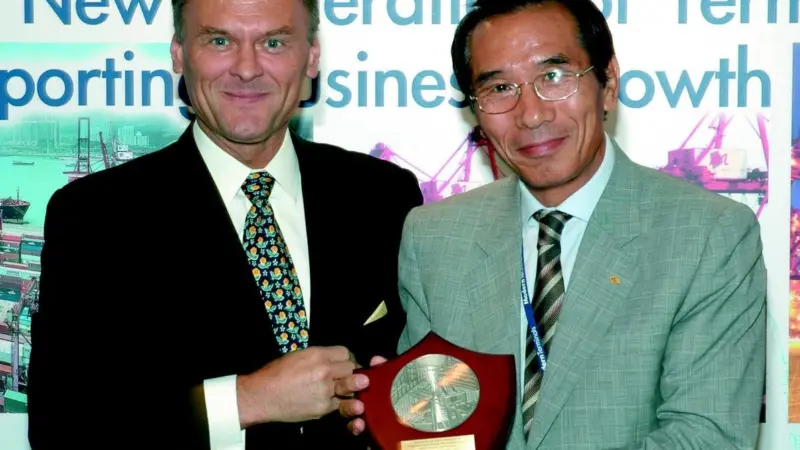 Erik Bogh Christensen, md of Modern Terminals (left) and J.S. Choi, chairman of Total Soft Bank, sign the contract