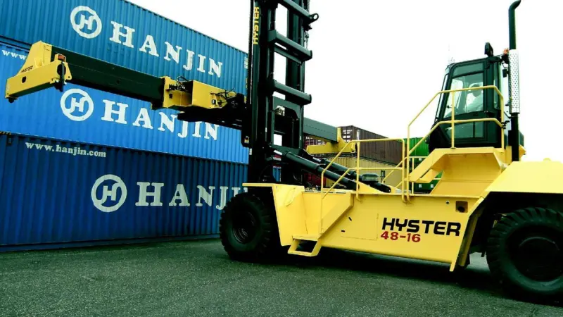 Hysters new H40.00-48.00XM-16CH: container is pretty-well fixed to the dedicated attachment