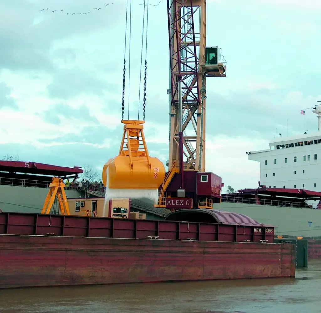 HPK 330 EG four-rope grab Harbour Pontoon Crane handling fertilizers on the Mississippi River, Port of South Louisiana