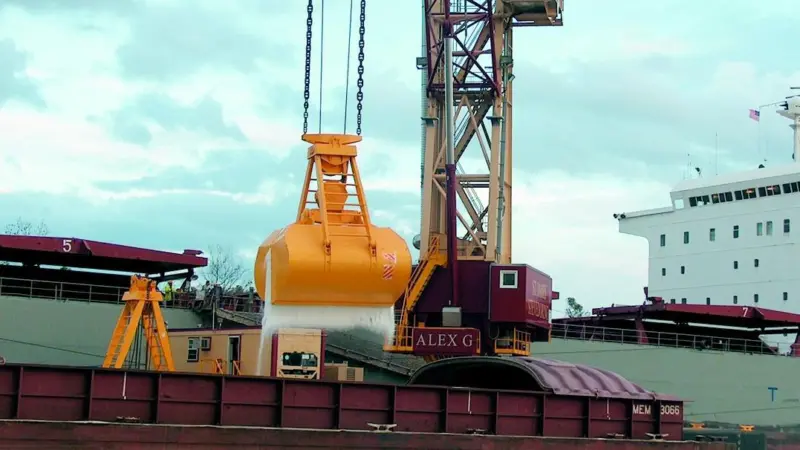 HPK 330 EG four-rope grab Harbour Pontoon Crane handling fertilizers on the Mississippi River, Port of South Louisiana