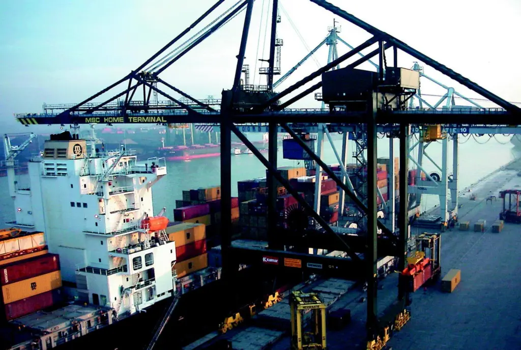 The first Kalmar ship-to-shore crane in operation at MSC Home Terminal