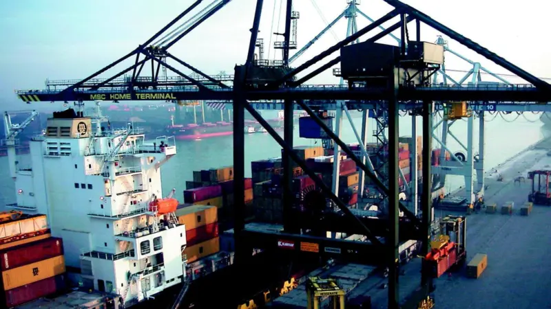 The first Kalmar ship-to-shore crane in operation at MSC Home Terminal
