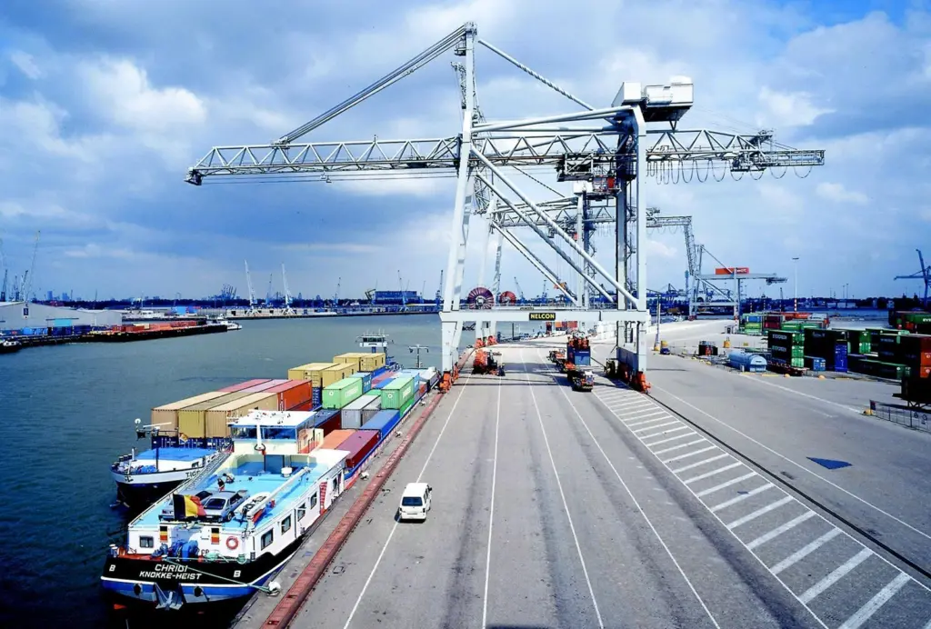 ECT Rotterdams dedicated barge handling operations with Nelcon quay crane