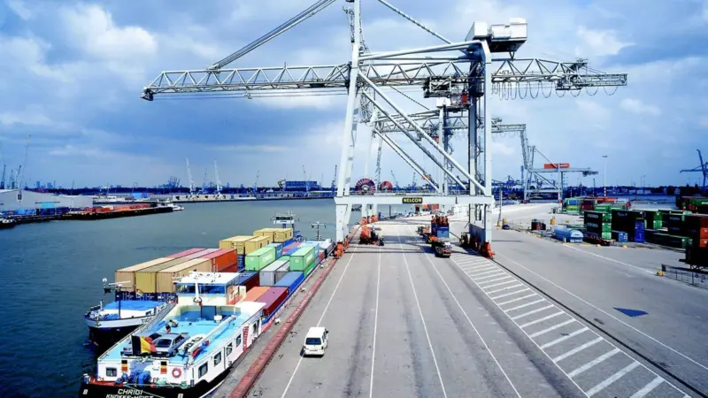 ECT Rotterdams dedicated barge handling operations with Nelcon quay crane